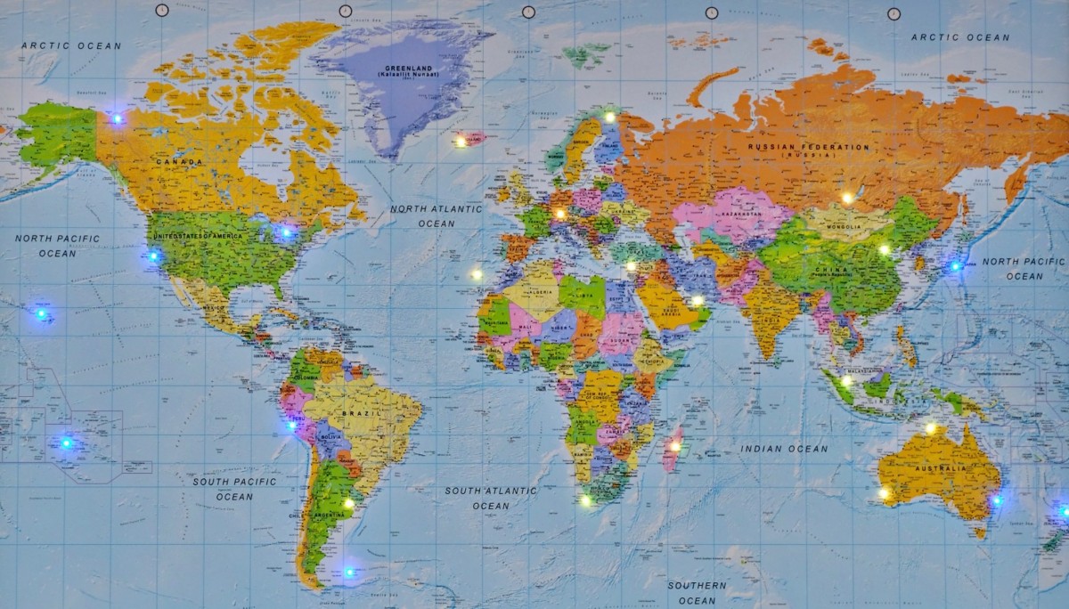 Sonnenauf- und Sonnenuntergang auf Weltkarte