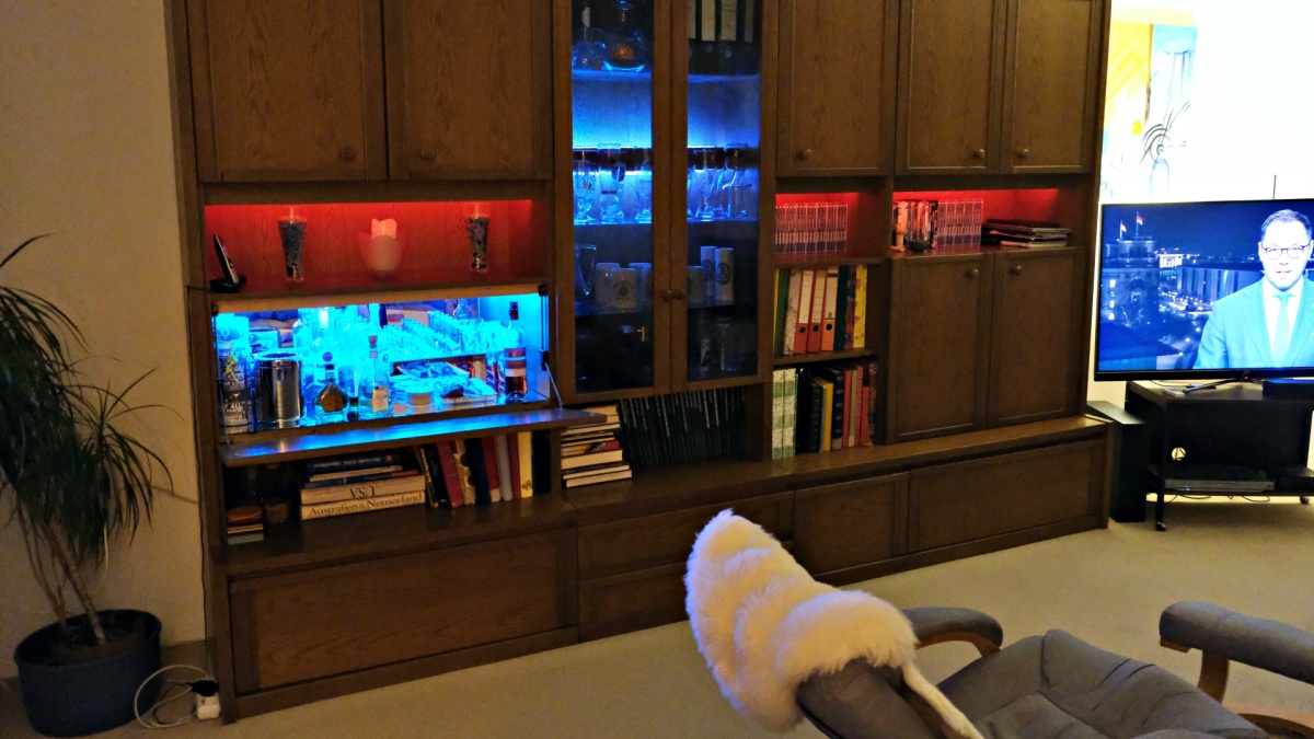 Wohnzimmerschrank neu beleuchtet